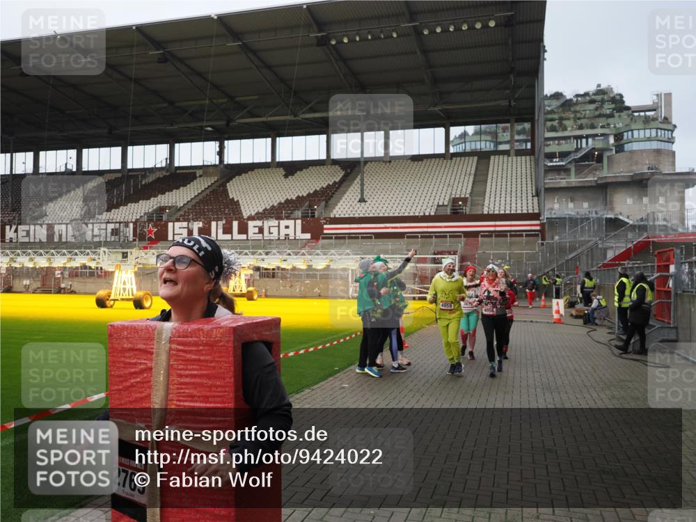 07.12.2025 - St. Pauli X-Mass-Run No. 15 Fabian Wolf http://msf.ph/oto/9424022 07.12.2025 12:04:32 Ziel 1490, 2404, 2410, 2769, 3675, 3833, 4056, 4059, 4374, 4375, 4386 meine-sportfotos.de