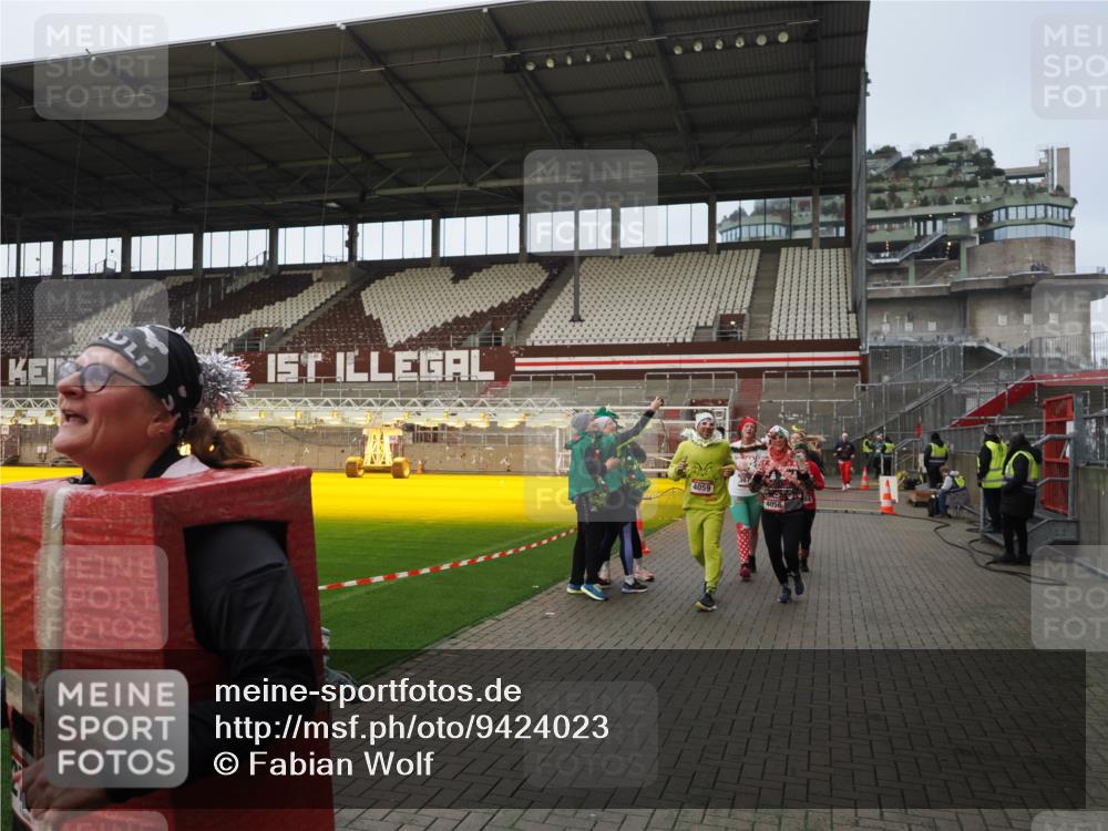 07.12.2025 - St. Pauli X-Mass-Run No. 15 Fabian Wolf http://msf.ph/oto/9424023 07.12.2025 12:04:32 Ziel 1490, 2404, 2410, 2769, 3675, 3833, 4056, 4059, 4374, 4375, 4386 meine-sportfotos.de