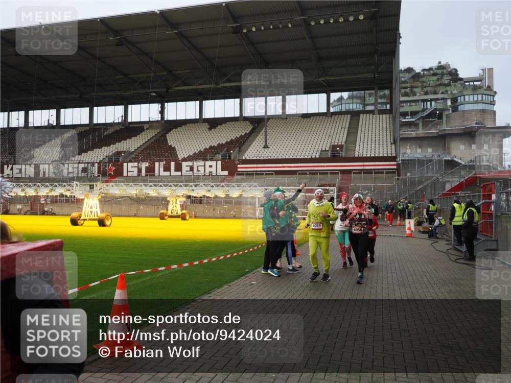 07.12.2025 - St. Pauli X-Mass-Run No. 15 Fabian Wolf http://msf.ph/oto/9424024 07.12.2025 12:04:32 Ziel 1490, 2404, 2410, 2769, 3675, 3833, 4056, 4059, 4374, 4375, 4386 meine-sportfotos.de