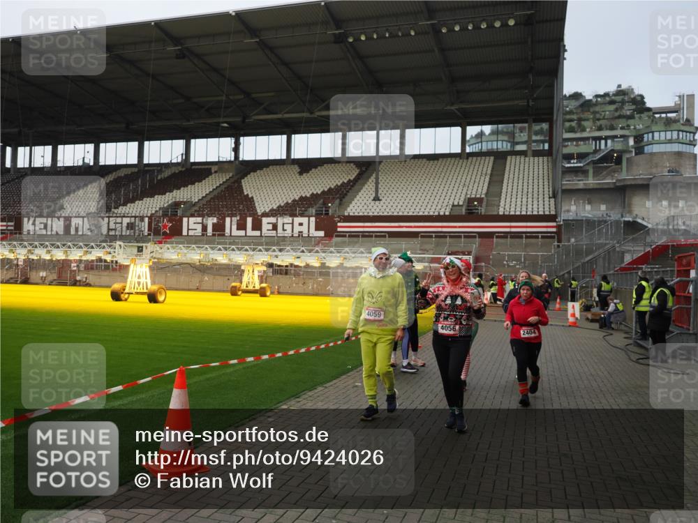 07.12.2025 - St. Pauli X-Mass-Run No. 15 Fabian Wolf http://msf.ph/oto/9424026 07.12.2025 12:04:33 Ziel 1490, 2404, 2410, 2769, 3675, 3833, 4056, 4059, 4375 meine-sportfotos.de