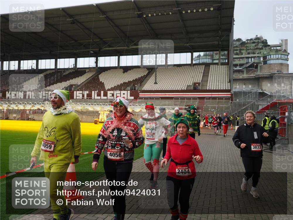 07.12.2025 - St. Pauli X-Mass-Run No. 15 Fabian Wolf http://msf.ph/oto/9424031 07.12.2025 12:04:35 Ziel 2404, 2410, 2769, 3604, 3675, 3688, 3725, 3833, 4056, 4059, 4375 meine-sportfotos.de