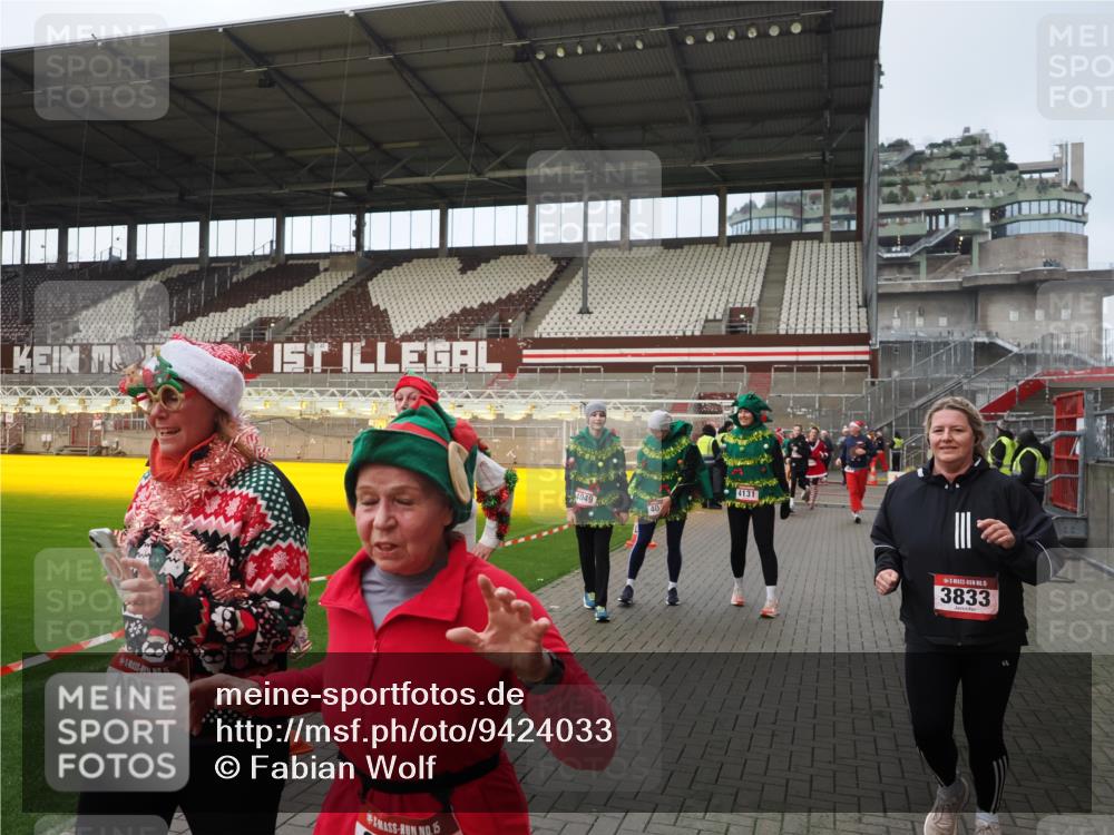 07.12.2025 - St. Pauli X-Mass-Run No. 15 Fabian Wolf http://msf.ph/oto/9424033 07.12.2025 12:04:36 Ziel 2404, 2410, 2769, 3604, 3675, 3688, 3725, 3833, 4056, 4059, 4375 meine-sportfotos.de
