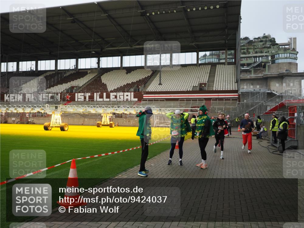 07.12.2025 - St. Pauli X-Mass-Run No. 15 Fabian Wolf http://msf.ph/oto/9424037 07.12.2025 12:04:39 Ziel 2404, 2410, 2769, 3604, 3675, 3688, 3725, 3833, 4056, 4059, 4417, 4418, 4420 meine-sportfotos.de