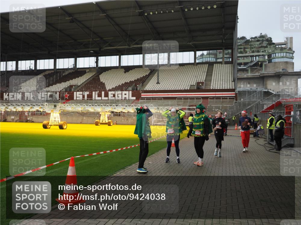 07.12.2025 - St. Pauli X-Mass-Run No. 15 Fabian Wolf http://msf.ph/oto/9424038 07.12.2025 12:04:39 Ziel 2404, 2410, 2769, 3604, 3675, 3688, 3725, 3833, 4056, 4059, 4417, 4418, 4420 meine-sportfotos.de
