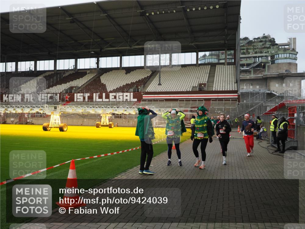 07.12.2025 - St. Pauli X-Mass-Run No. 15 Fabian Wolf http://msf.ph/oto/9424039 07.12.2025 12:04:39 Ziel 2404, 2410, 2769, 3604, 3675, 3688, 3725, 3833, 4056, 4059, 4417, 4418, 4420 meine-sportfotos.de