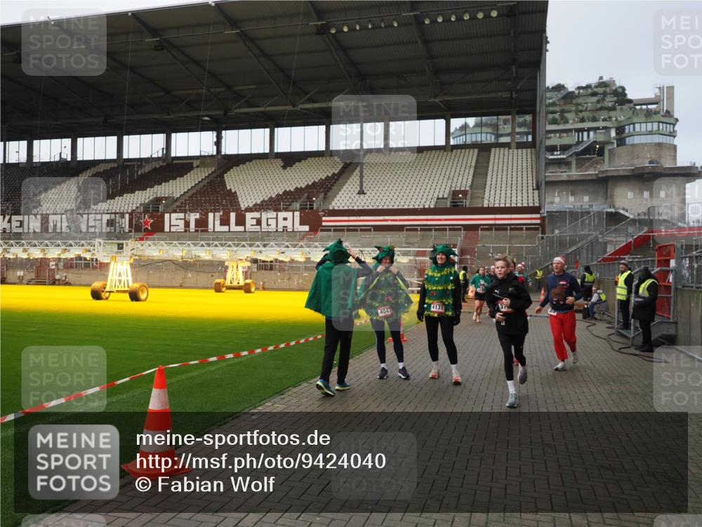 07.12.2025 - St. Pauli X-Mass-Run No. 15 Fabian Wolf http://msf.ph/oto/9424040 07.12.2025 12:04:40 Ziel 2404, 2769, 3604, 3675, 3688, 3725, 3833, 4056, 4059, 4417, 4418, 4420 meine-sportfotos.de