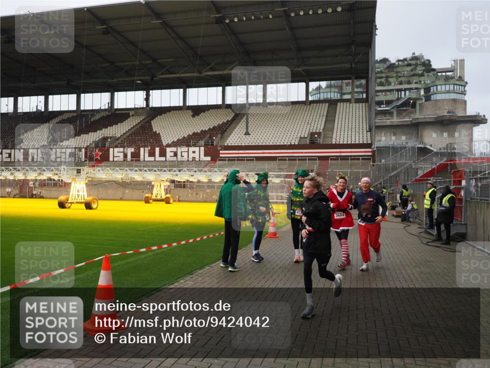 07.12.2025 - St. Pauli X-Mass-Run No. 15 Fabian Wolf http://msf.ph/oto/9424042 07.12.2025 12:04:41 Ziel 2404, 2769, 3604, 3675, 3688, 3725, 3833, 4056, 4059, 4417, 4418, 4420 meine-sportfotos.de