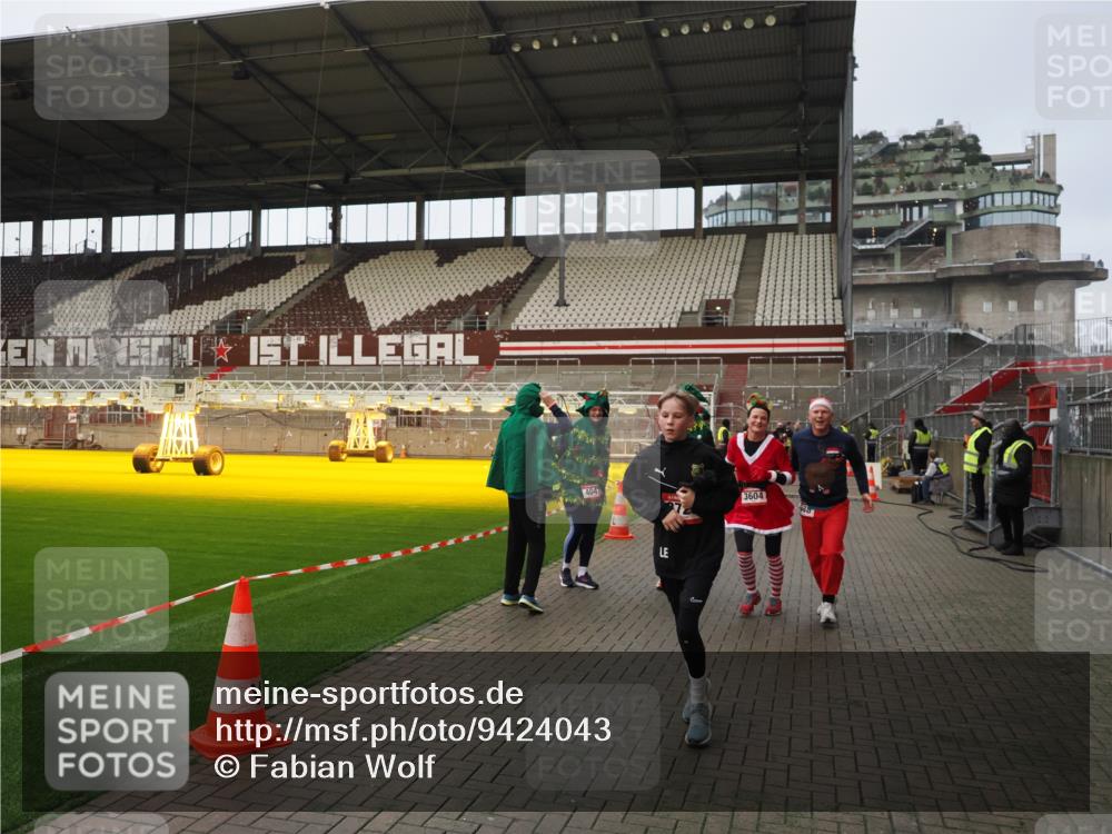 07.12.2025 - St. Pauli X-Mass-Run No. 15 Fabian Wolf http://msf.ph/oto/9424043 07.12.2025 12:04:41 Ziel 2404, 2769, 3604, 3675, 3688, 3725, 3833, 4056, 4059, 4417, 4418, 4420 meine-sportfotos.de