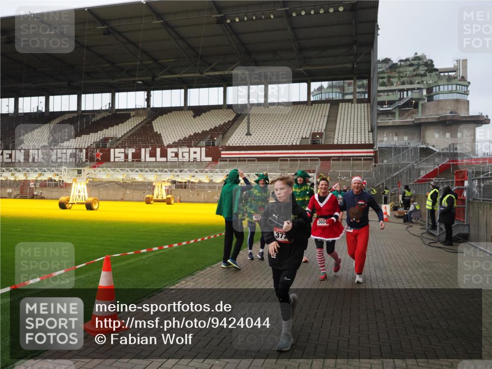 07.12.2025 - St. Pauli X-Mass-Run No. 15 Fabian Wolf http://msf.ph/oto/9424044 07.12.2025 12:04:41 Ziel 2404, 2769, 3604, 3675, 3688, 3725, 3833, 4056, 4059, 4417, 4418, 4420 meine-sportfotos.de