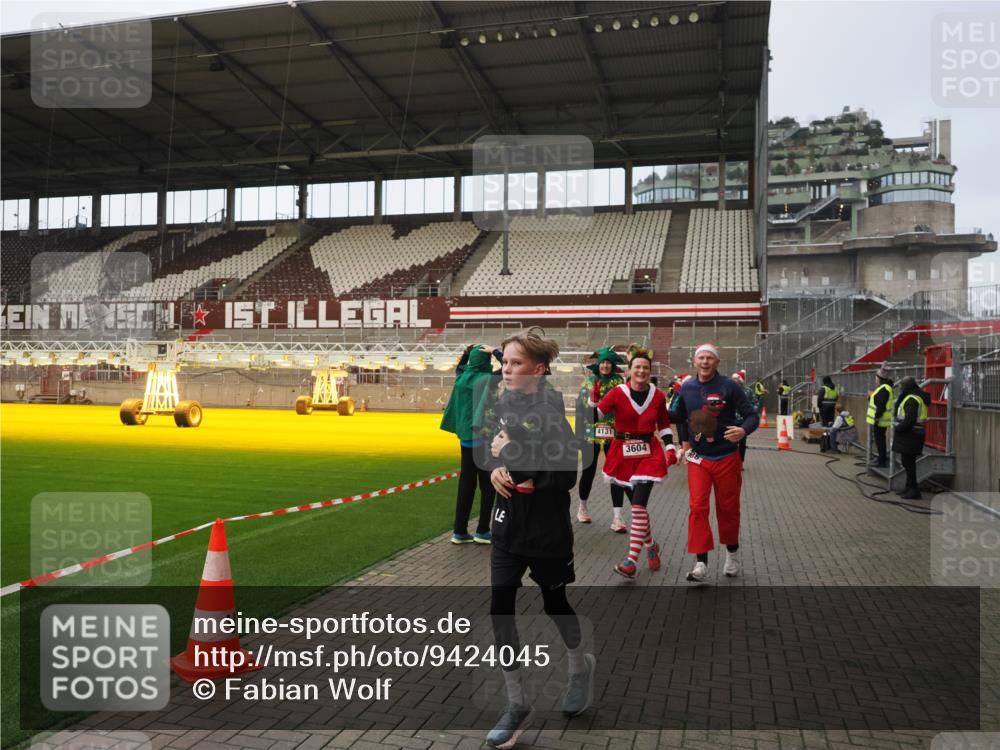 07.12.2025 - St. Pauli X-Mass-Run No. 15 Fabian Wolf http://msf.ph/oto/9424045 07.12.2025 12:04:41 Ziel 2404, 2769, 3604, 3675, 3688, 3725, 3833, 4056, 4059, 4417, 4418, 4420 meine-sportfotos.de