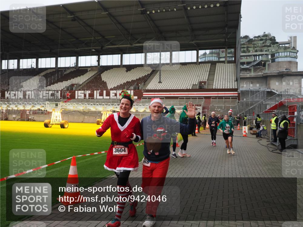 07.12.2025 - St. Pauli X-Mass-Run No. 15 Fabian Wolf http://msf.ph/oto/9424046 07.12.2025 12:04:43 Ziel 2404, 3604, 3675, 3688, 3725, 3833, 4056, 4059, 4417, 4418, 4420 meine-sportfotos.de