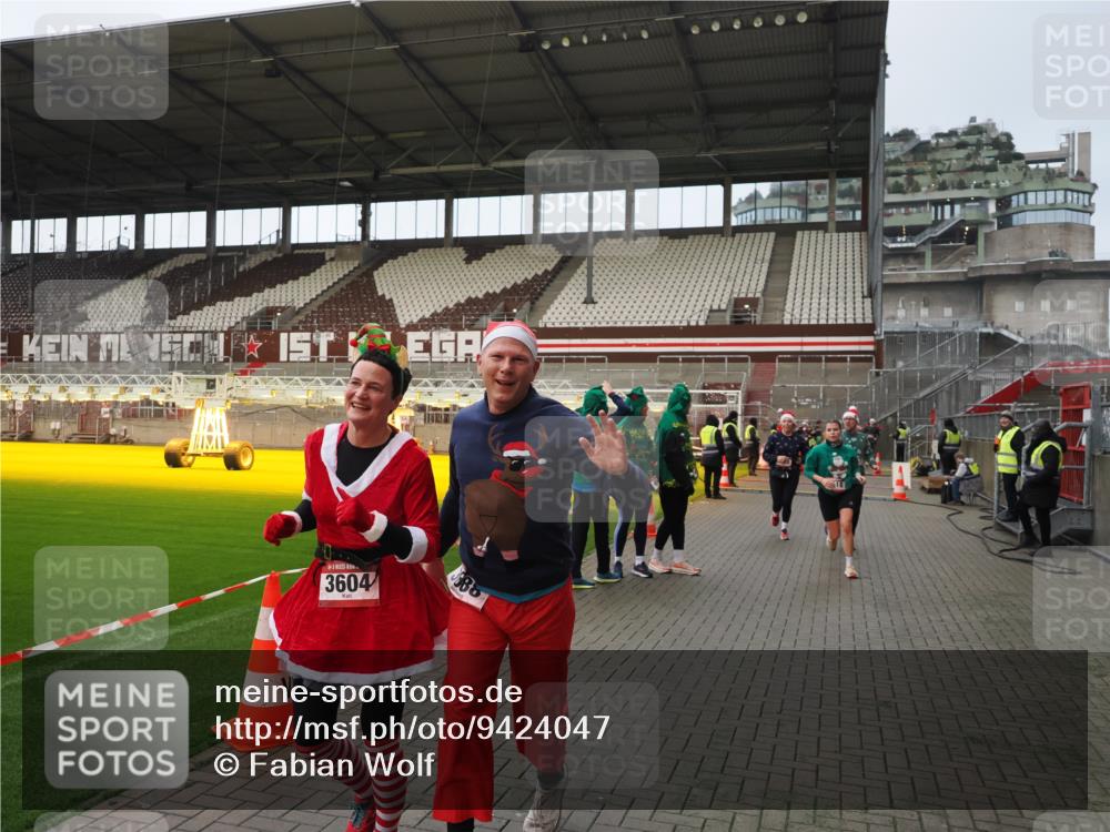 07.12.2025 - St. Pauli X-Mass-Run No. 15 Fabian Wolf http://msf.ph/oto/9424047 07.12.2025 12:04:43 Ziel 2404, 3604, 3675, 3688, 3725, 3833, 4056, 4059, 4417, 4418, 4420 meine-sportfotos.de
