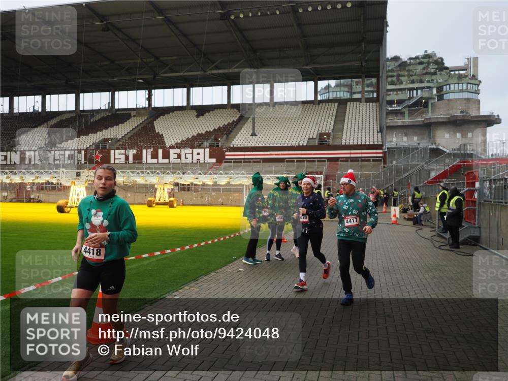 07.12.2025 - St. Pauli X-Mass-Run No. 15 Fabian Wolf http://msf.ph/oto/9424048 07.12.2025 12:04:45 Ziel 2404, 3021, 3581, 3604, 3675, 3688, 3725, 3833, 4056, 4417, 4418, 4420 meine-sportfotos.de