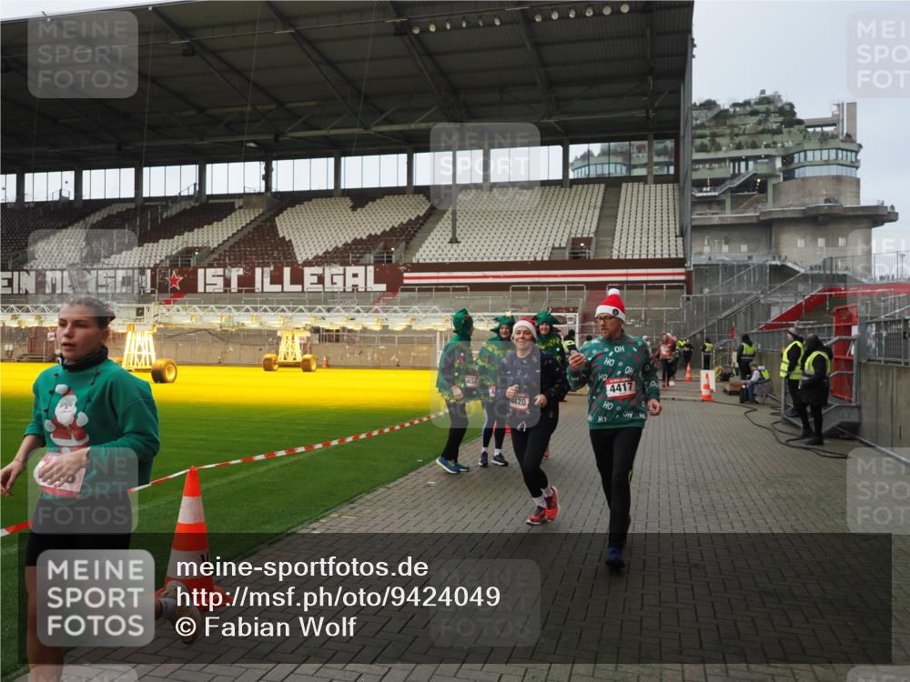 07.12.2025 - St. Pauli X-Mass-Run No. 15 Fabian Wolf http://msf.ph/oto/9424049 07.12.2025 12:04:45 Ziel 2404, 3021, 3581, 3604, 3675, 3688, 3725, 3833, 4056, 4417, 4418, 4420 meine-sportfotos.de