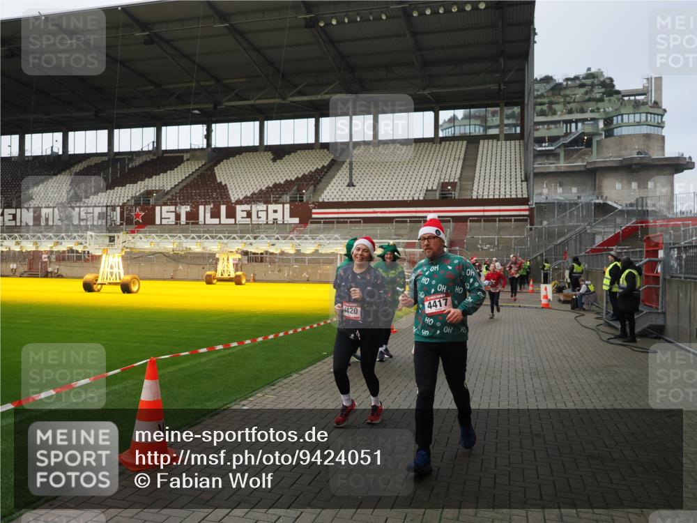 07.12.2025 - St. Pauli X-Mass-Run No. 15 Fabian Wolf http://msf.ph/oto/9424051 07.12.2025 12:04:46 Ziel 3021, 3577, 3581, 3604, 3688, 3725, 3833, 4329, 4417, 4418, 4420 meine-sportfotos.de