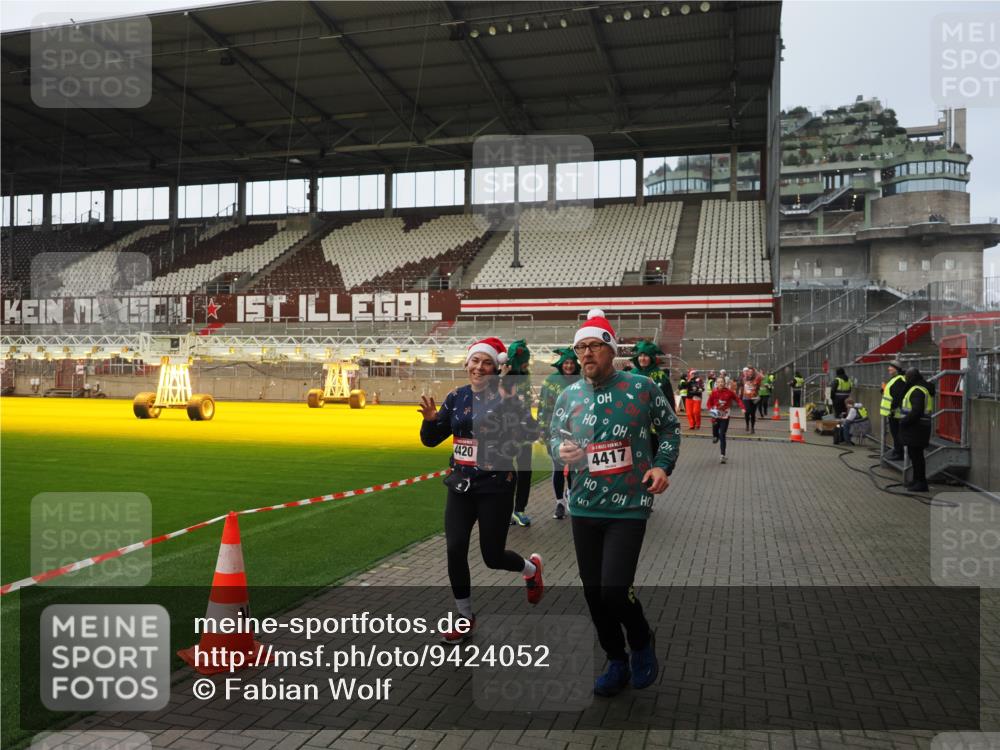 07.12.2025 - St. Pauli X-Mass-Run No. 15 Fabian Wolf http://msf.ph/oto/9424052 07.12.2025 12:04:46 Ziel 3021, 3577, 3581, 3604, 3688, 3725, 3833, 4329, 4417, 4418, 4420 meine-sportfotos.de