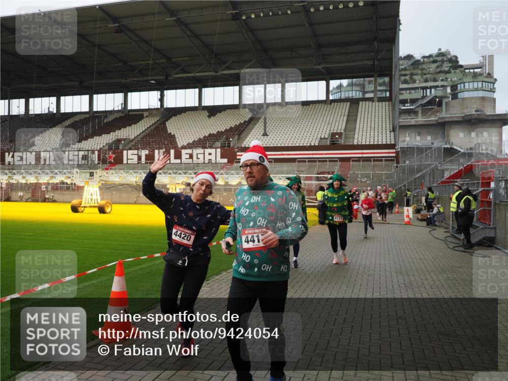 07.12.2025 - St. Pauli X-Mass-Run No. 15 Fabian Wolf http://msf.ph/oto/9424054 07.12.2025 12:04:46 Ziel 3021, 3577, 3581, 3604, 3688, 3725, 3833, 4329, 4417, 4418, 4420 meine-sportfotos.de