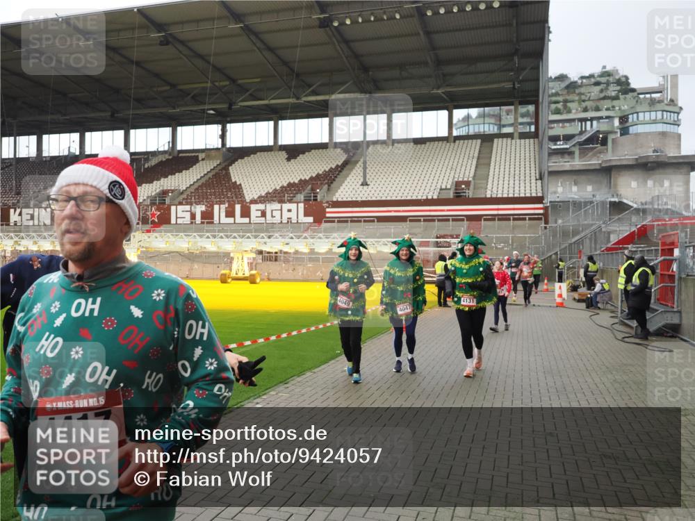 07.12.2025 - St. Pauli X-Mass-Run No. 15 Fabian Wolf http://msf.ph/oto/9424057 07.12.2025 12:04:47 Ziel 3021, 3577, 3581, 3604, 3688, 3725, 3833, 4329, 4417, 4418, 4420 meine-sportfotos.de