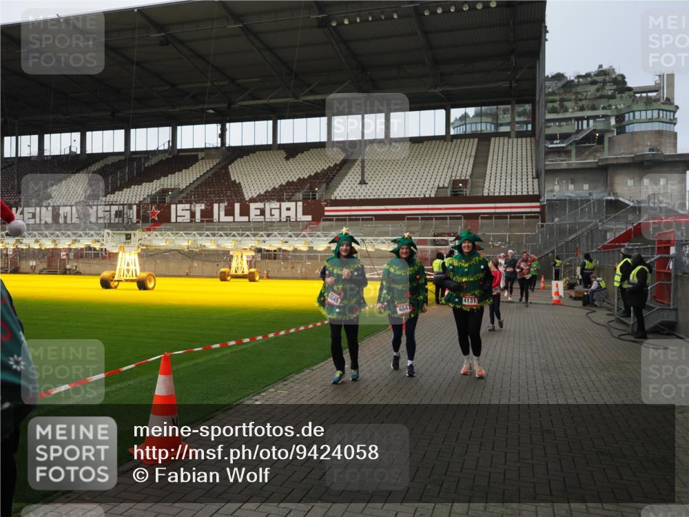 07.12.2025 - St. Pauli X-Mass-Run No. 15 Fabian Wolf http://msf.ph/oto/9424058 07.12.2025 12:04:47 Ziel 3021, 3577, 3581, 3604, 3688, 3725, 3833, 4329, 4417, 4418, 4420 meine-sportfotos.de