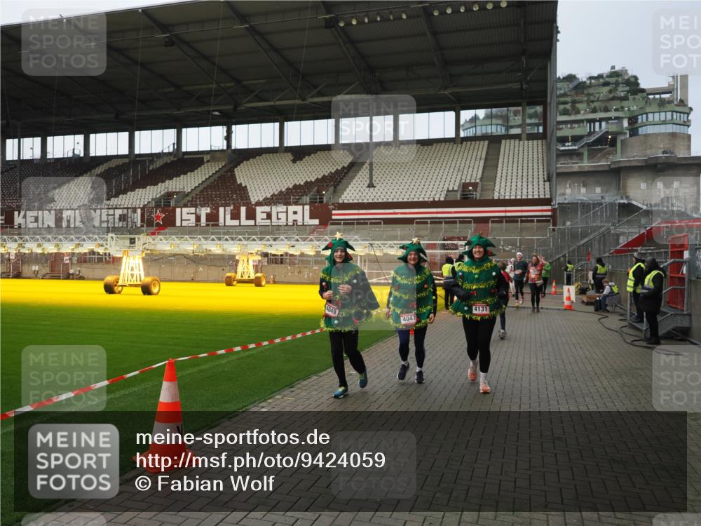07.12.2025 - St. Pauli X-Mass-Run No. 15 Fabian Wolf http://msf.ph/oto/9424059 07.12.2025 12:04:47 Ziel 3021, 3577, 3581, 3604, 3688, 3725, 3833, 4329, 4417, 4418, 4420 meine-sportfotos.de