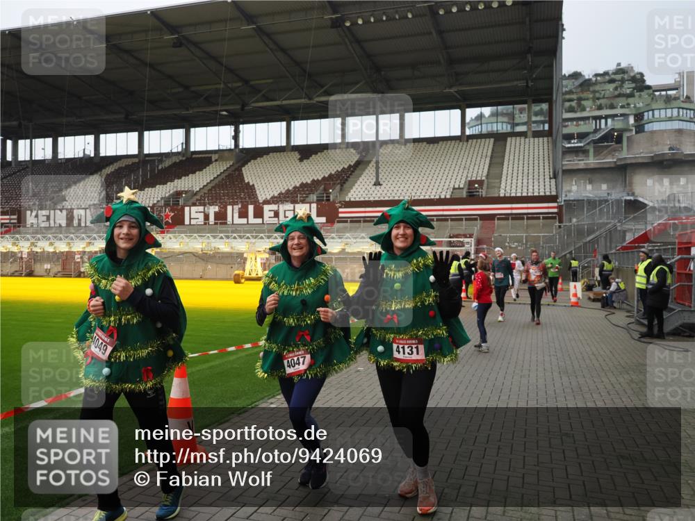 07.12.2025 - St. Pauli X-Mass-Run No. 15 Fabian Wolf http://msf.ph/oto/9424069 07.12.2025 12:04:49 Ziel 3021, 3175, 3176, 3487, 3577, 3581, 3604, 3688, 3725, 4329, 4417, 4418, 4420 meine-sportfotos.de