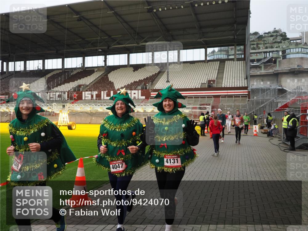 07.12.2025 - St. Pauli X-Mass-Run No. 15 Fabian Wolf http://msf.ph/oto/9424070 07.12.2025 12:04:50 Ziel 3021, 3175, 3176, 3487, 3569, 3577, 3581, 3604, 3688, 3725, 4329, 4417, 4418, 4420 meine-sportfotos.de