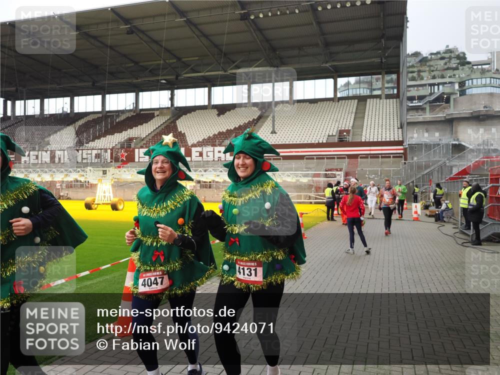 07.12.2025 - St. Pauli X-Mass-Run No. 15 Fabian Wolf http://msf.ph/oto/9424071 07.12.2025 12:04:50 Ziel 3021, 3175, 3176, 3487, 3569, 3577, 3581, 3604, 3688, 3725, 4329, 4417, 4418, 4420 meine-sportfotos.de