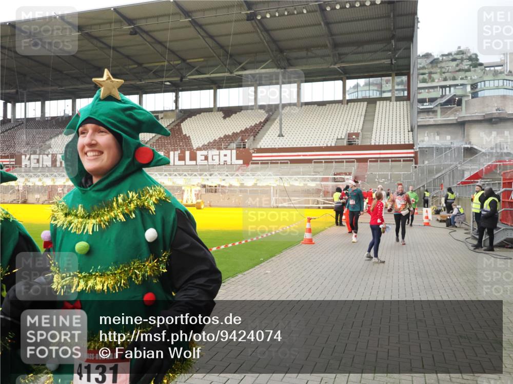 07.12.2025 - St. Pauli X-Mass-Run No. 15 Fabian Wolf http://msf.ph/oto/9424074 07.12.2025 12:04:50 Ziel 3021, 3175, 3176, 3487, 3569, 3577, 3581, 3604, 3688, 3725, 4329, 4417, 4418, 4420 meine-sportfotos.de