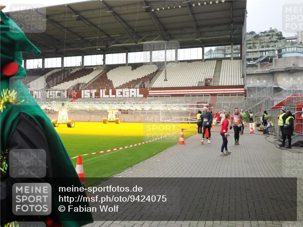 07.12.2025 - St. Pauli X-Mass-Run No. 15 Fabian Wolf http://msf.ph/oto/9424075 07.12.2025 12:04:51 Ziel 3021, 3175, 3176, 3487, 3569, 3577, 3581, 3604, 3688, 3725, 4329, 4417, 4418, 4420 meine-sportfotos.de