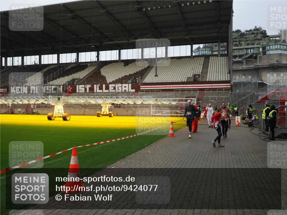 07.12.2025 - St. Pauli X-Mass-Run No. 15 Fabian Wolf http://msf.ph/oto/9424077 07.12.2025 12:04:51 Ziel 3021, 3175, 3176, 3487, 3569, 3577, 3581, 3604, 3688, 3725, 4329, 4417, 4418, 4420 meine-sportfotos.de