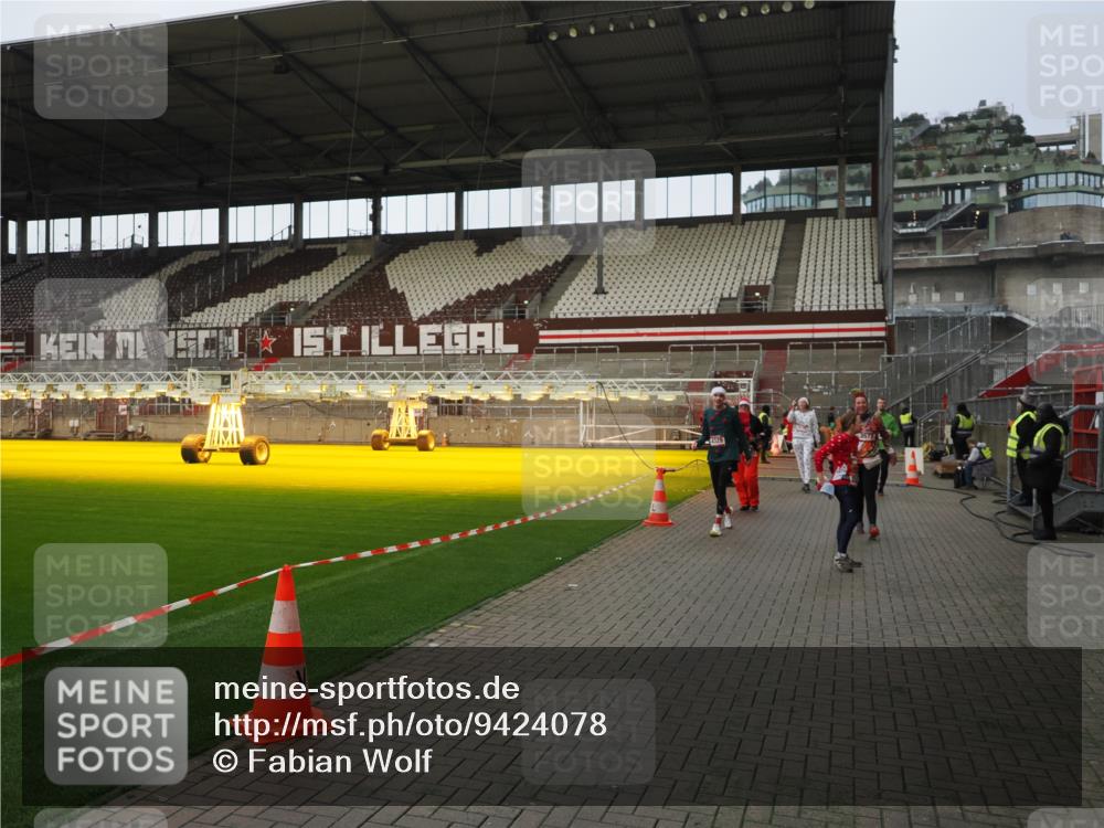 07.12.2025 - St. Pauli X-Mass-Run No. 15 Fabian Wolf http://msf.ph/oto/9424078 07.12.2025 12:04:51 Ziel 3021, 3175, 3176, 3487, 3569, 3577, 3581, 3604, 3688, 3725, 4329, 4417, 4418, 4420 meine-sportfotos.de