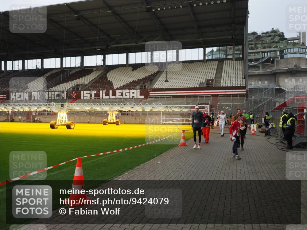 07.12.2025 - St. Pauli X-Mass-Run No. 15 Fabian Wolf http://msf.ph/oto/9424079 07.12.2025 12:04:51 Ziel 3021, 3175, 3176, 3487, 3569, 3577, 3581, 3604, 3688, 3725, 4329, 4417, 4418, 4420 meine-sportfotos.de