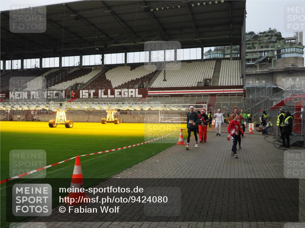 07.12.2025 - St. Pauli X-Mass-Run No. 15 Fabian Wolf http://msf.ph/oto/9424080 07.12.2025 12:04:52 Ziel 3021, 3175, 3176, 3487, 3569, 3577, 3581, 3604, 3688, 3725, 4329, 4417, 4418, 4420 meine-sportfotos.de