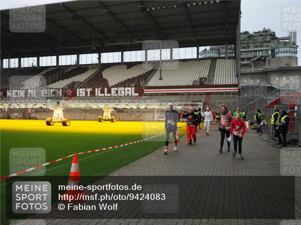 07.12.2025 - St. Pauli X-Mass-Run No. 15 Fabian Wolf http://msf.ph/oto/9424083 07.12.2025 12:04:53 Ziel 3021, 3175, 3176, 3487, 3569, 3577, 3581, 3604, 3688, 3725, 4329, 4417, 4418, 4420 meine-sportfotos.de