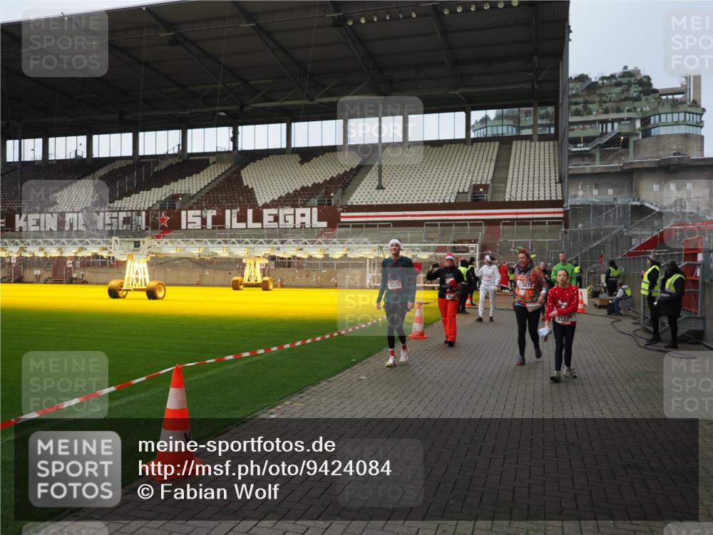 07.12.2025 - St. Pauli X-Mass-Run No. 15 Fabian Wolf http://msf.ph/oto/9424084 07.12.2025 12:04:53 Ziel 3021, 3175, 3176, 3487, 3569, 3577, 3581, 3604, 3688, 3725, 4329, 4417, 4418, 4420 meine-sportfotos.de
