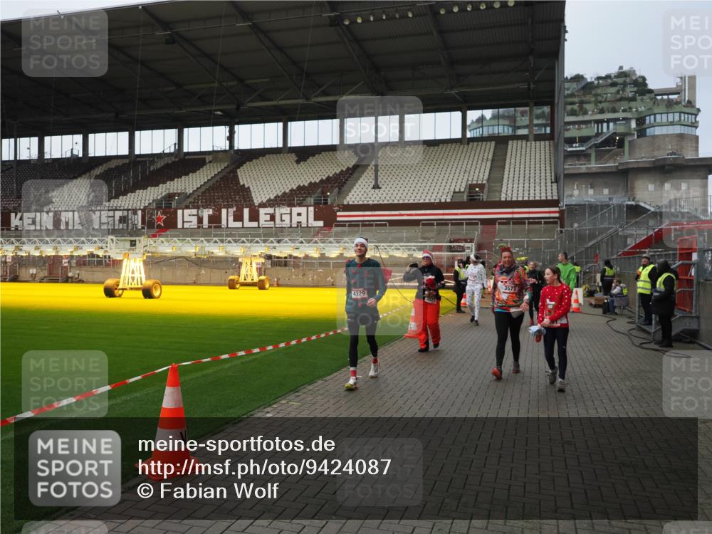 07.12.2025 - St. Pauli X-Mass-Run No. 15 Fabian Wolf http://msf.ph/oto/9424087 07.12.2025 12:04:54 Ziel 3021, 3175, 3176, 3487, 3569, 3577, 3581, 3604, 3688, 3725, 4329, 4417, 4418, 4420 meine-sportfotos.de