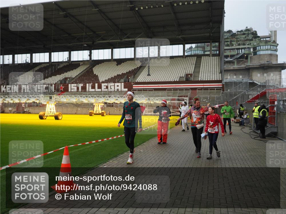 07.12.2025 - St. Pauli X-Mass-Run No. 15 Fabian Wolf http://msf.ph/oto/9424088 07.12.2025 12:04:54 Ziel 3021, 3175, 3176, 3487, 3569, 3577, 3581, 3604, 3688, 3725, 4329, 4417, 4418, 4420 meine-sportfotos.de