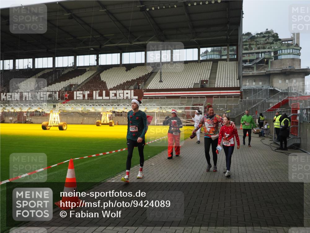 07.12.2025 - St. Pauli X-Mass-Run No. 15 Fabian Wolf http://msf.ph/oto/9424089 07.12.2025 12:04:54 Ziel 3021, 3175, 3176, 3487, 3569, 3577, 3581, 3604, 3688, 3725, 4329, 4417, 4418, 4420 meine-sportfotos.de