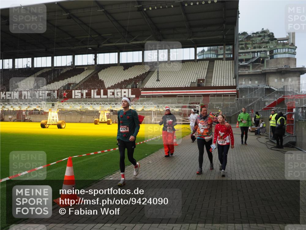 07.12.2025 - St. Pauli X-Mass-Run No. 15 Fabian Wolf http://msf.ph/oto/9424090 07.12.2025 12:04:55 Ziel 3021, 3175, 3176, 3487, 3569, 3577, 3581, 4329, 4417, 4418, 4420 meine-sportfotos.de