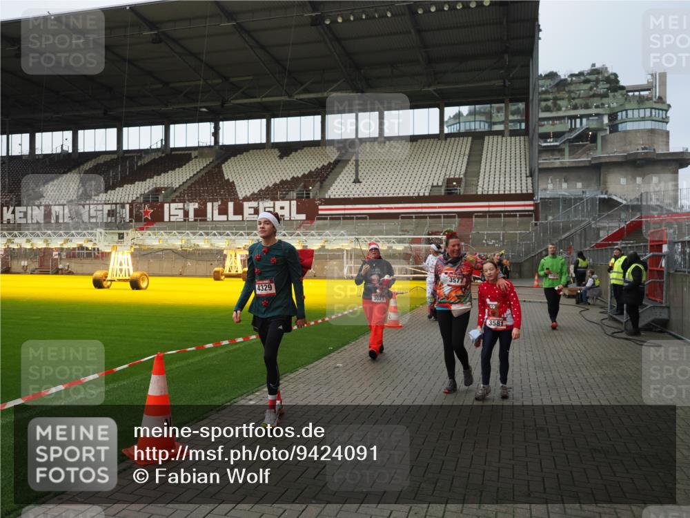07.12.2025 - St. Pauli X-Mass-Run No. 15 Fabian Wolf http://msf.ph/oto/9424091 07.12.2025 12:04:55 Ziel 3021, 3175, 3176, 3487, 3569, 3577, 3581, 4329, 4417, 4418, 4420 meine-sportfotos.de