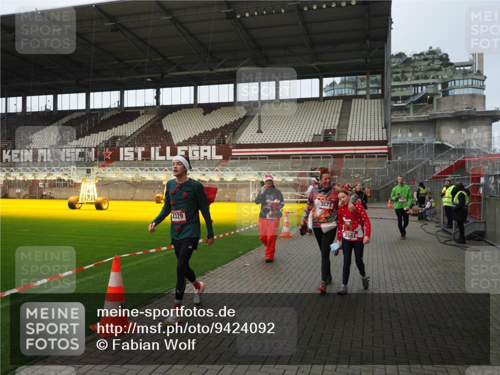 07.12.2025 - St. Pauli X-Mass-Run No. 15 Fabian Wolf http://msf.ph/oto/9424092 07.12.2025 12:04:55 Ziel 3021, 3175, 3176, 3487, 3569, 3577, 3581, 4329, 4417, 4418, 4420 meine-sportfotos.de