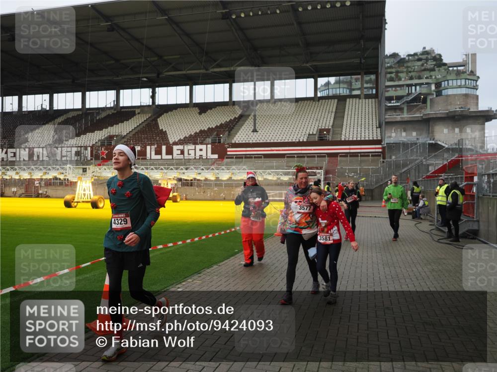 07.12.2025 - St. Pauli X-Mass-Run No. 15 Fabian Wolf http://msf.ph/oto/9424093 07.12.2025 12:04:55 Ziel 3021, 3175, 3176, 3487, 3569, 3577, 3581, 4329, 4417, 4418, 4420 meine-sportfotos.de