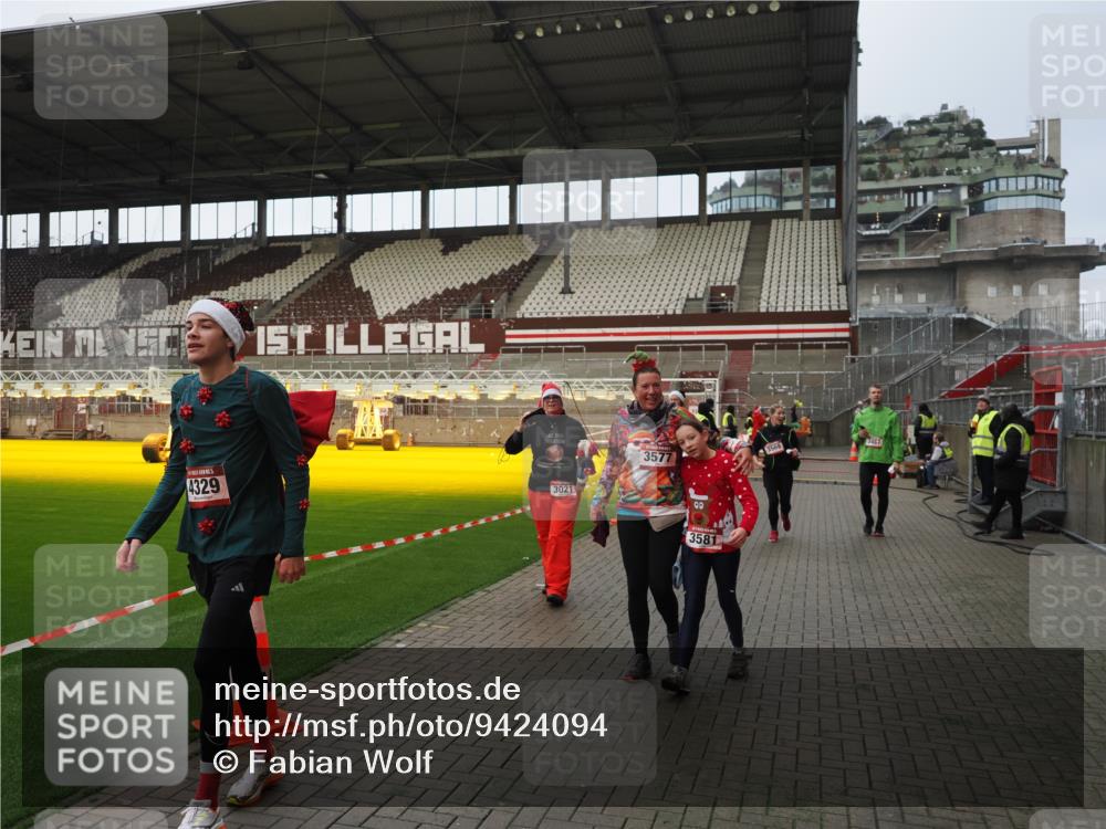 07.12.2025 - St. Pauli X-Mass-Run No. 15 Fabian Wolf http://msf.ph/oto/9424094 07.12.2025 12:04:56 Ziel 3021, 3175, 3176, 3487, 3569, 3577, 3581, 4329, 4417, 4418, 4420 meine-sportfotos.de
