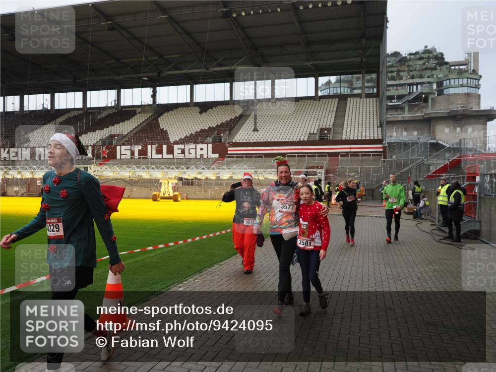 07.12.2025 - St. Pauli X-Mass-Run No. 15 Fabian Wolf http://msf.ph/oto/9424095 07.12.2025 12:04:56 Ziel 3021, 3175, 3176, 3487, 3569, 3577, 3581, 4329, 4417, 4418, 4420 meine-sportfotos.de