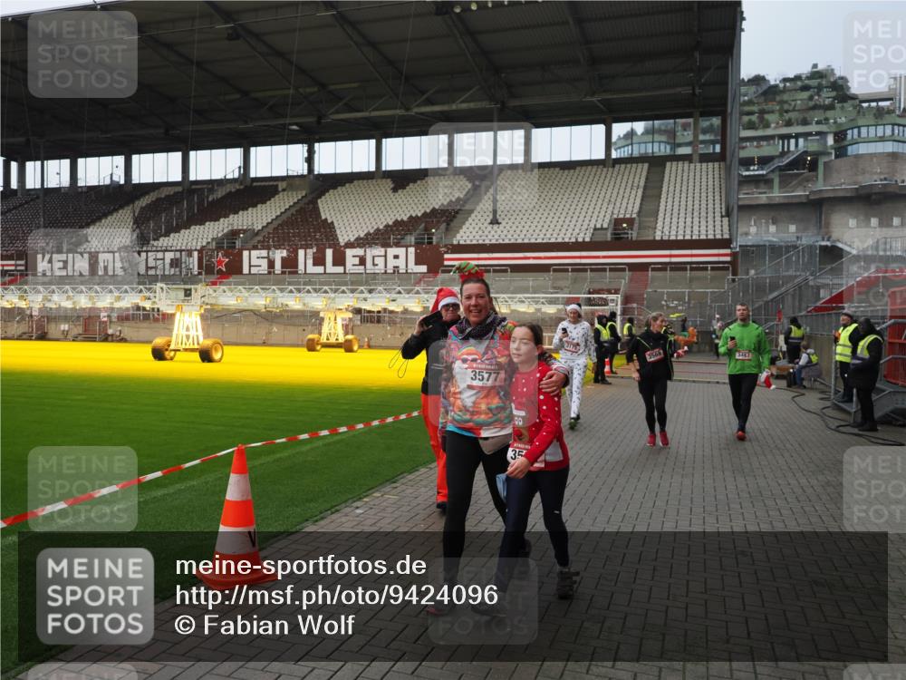 07.12.2025 - St. Pauli X-Mass-Run No. 15 Fabian Wolf http://msf.ph/oto/9424096 07.12.2025 12:04:56 Ziel 3021, 3175, 3176, 3487, 3569, 3577, 3581, 4329, 4417, 4418, 4420 meine-sportfotos.de