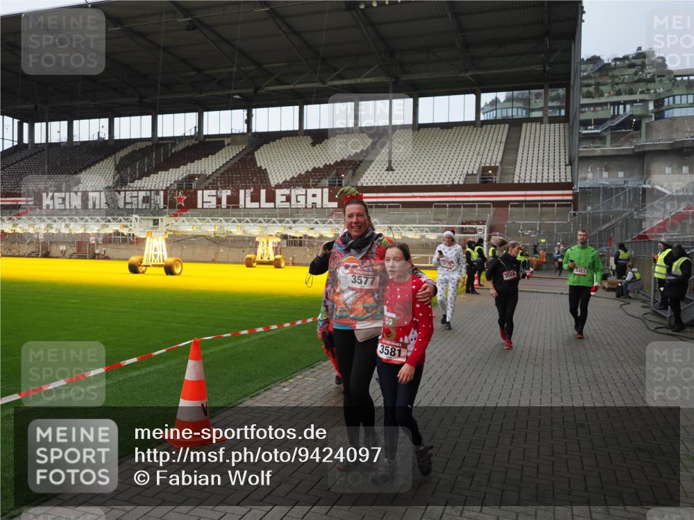 07.12.2025 - St. Pauli X-Mass-Run No. 15 Fabian Wolf http://msf.ph/oto/9424097 07.12.2025 12:04:57 Ziel 3021, 3175, 3176, 3487, 3569, 3577, 3581, 4329, 4417, 4418, 4420 meine-sportfotos.de