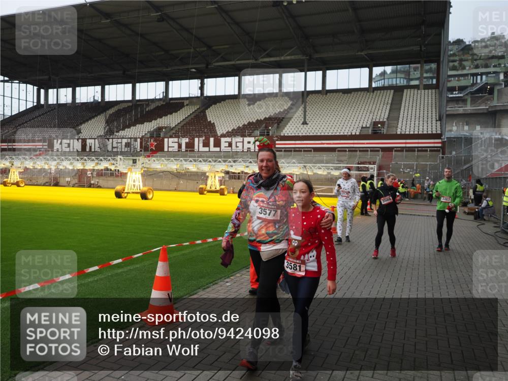 07.12.2025 - St. Pauli X-Mass-Run No. 15 Fabian Wolf http://msf.ph/oto/9424098 07.12.2025 12:04:57 Ziel 3021, 3175, 3176, 3487, 3569, 3577, 3581, 4329, 4417, 4418, 4420 meine-sportfotos.de