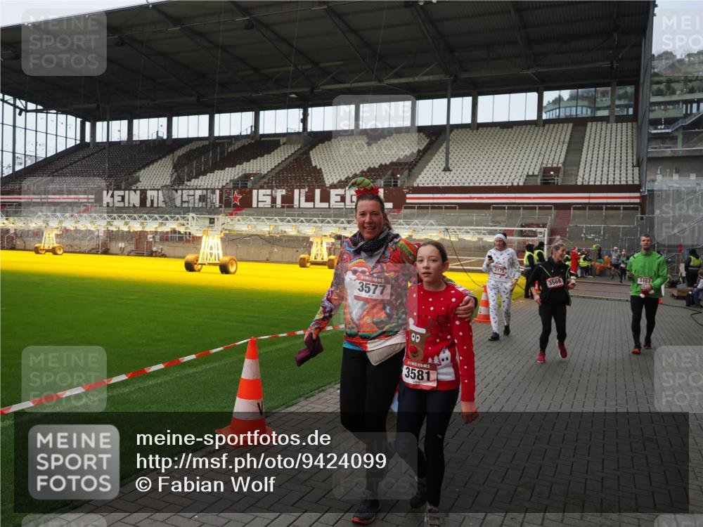 07.12.2025 - St. Pauli X-Mass-Run No. 15 Fabian Wolf http://msf.ph/oto/9424099 07.12.2025 12:04:57 Ziel 3021, 3175, 3176, 3487, 3569, 3577, 3581, 4329, 4417, 4418, 4420 meine-sportfotos.de