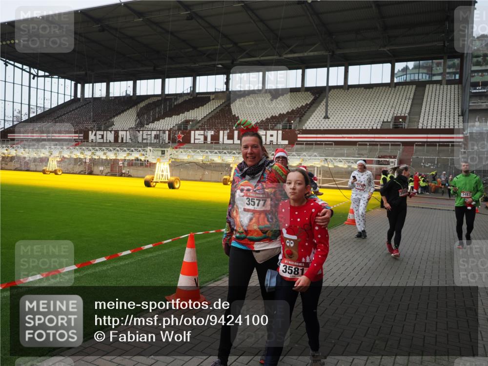 07.12.2025 - St. Pauli X-Mass-Run No. 15 Fabian Wolf http://msf.ph/oto/9424100 07.12.2025 12:04:57 Ziel 3021, 3175, 3176, 3487, 3569, 3577, 3581, 4329, 4417, 4418, 4420 meine-sportfotos.de