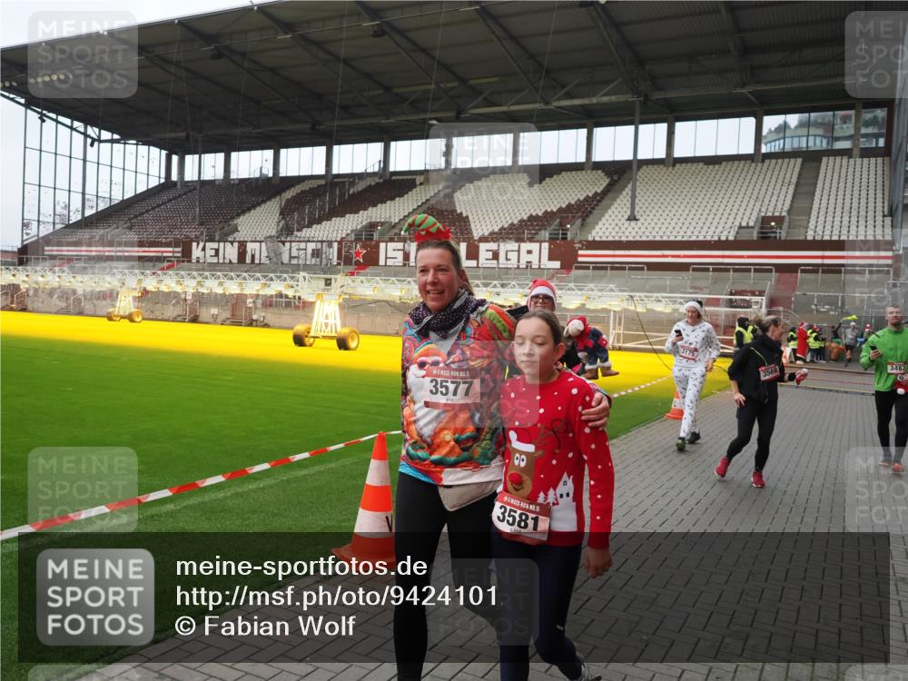 07.12.2025 - St. Pauli X-Mass-Run No. 15 Fabian Wolf http://msf.ph/oto/9424101 07.12.2025 12:04:57 Ziel 3021, 3175, 3176, 3487, 3569, 3577, 3581, 4329, 4417, 4418, 4420 meine-sportfotos.de